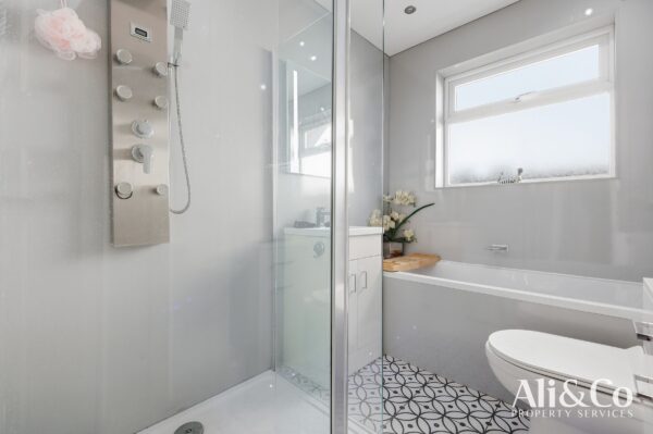 Crowstone Road, Grays