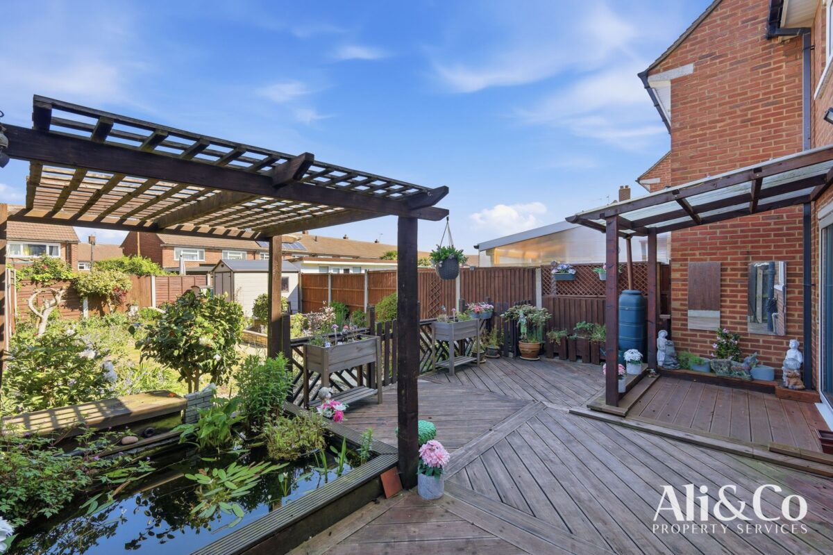 Gourney Grove, Grays