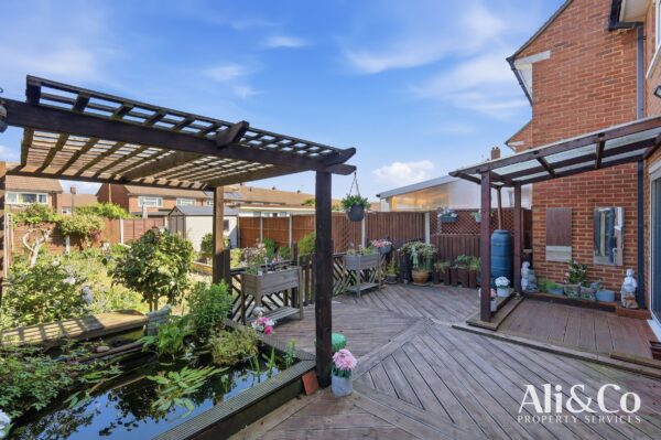 Gourney Grove, Grays