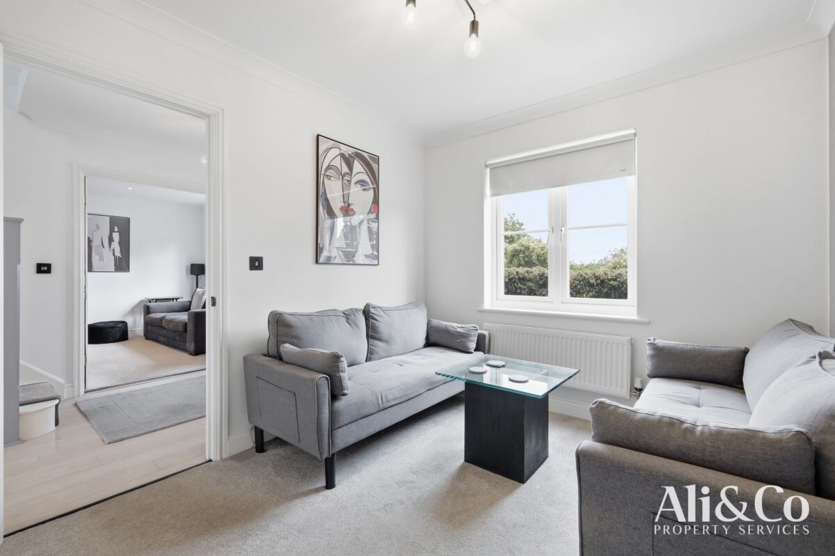 Guardian Avenue, Grays