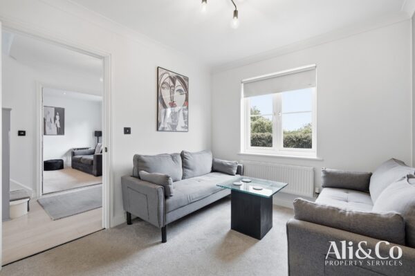 Guardian Avenue, Grays