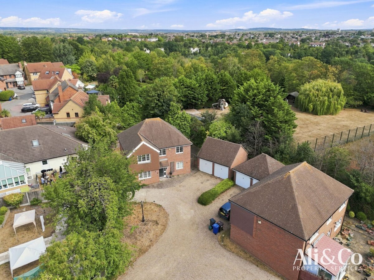 Henry De Grey Close, Grays